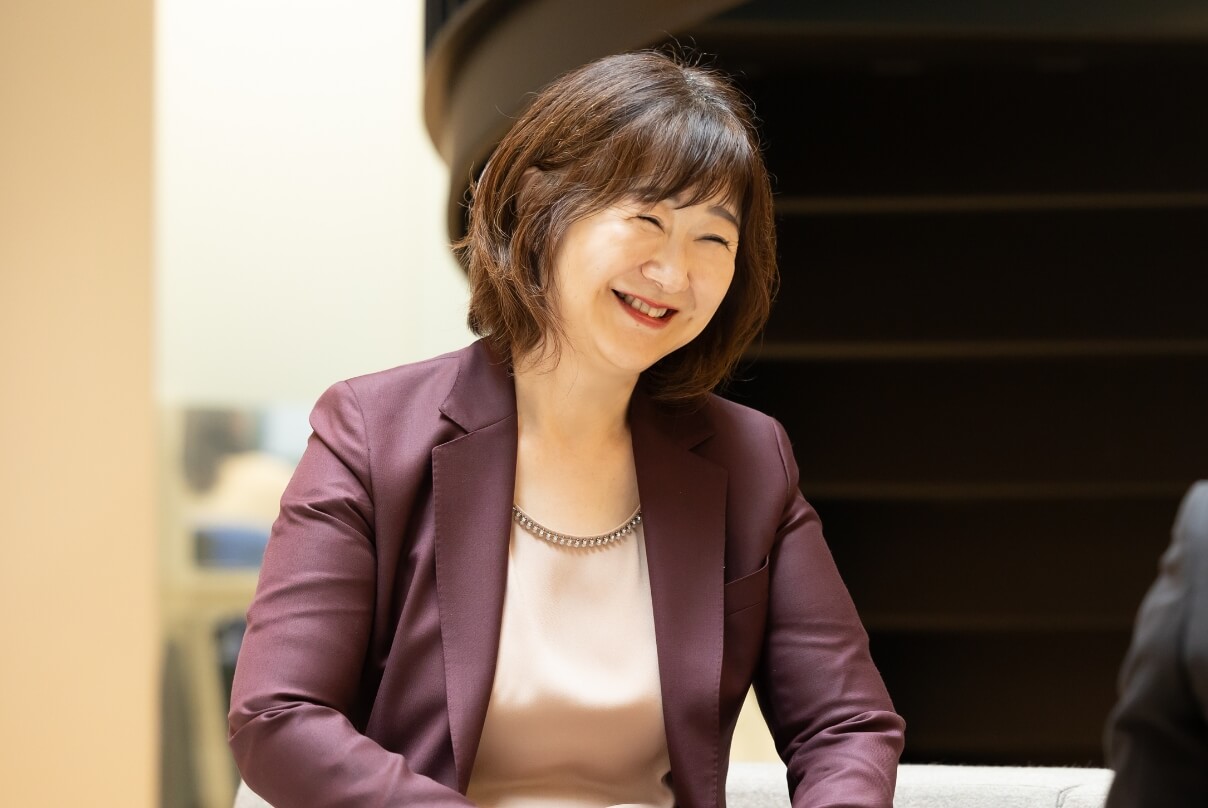 笑顔で話しかけている社長