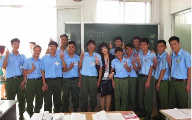 ベトナムの学校に通う生徒と先生