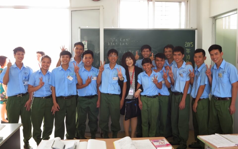 ベトナムの学校に通う生徒と先生