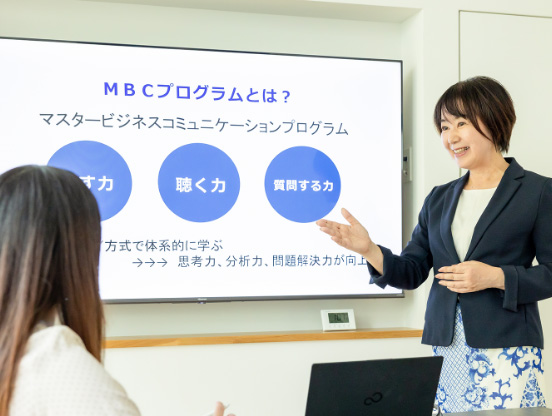 笑顔でプログラムをしている講師