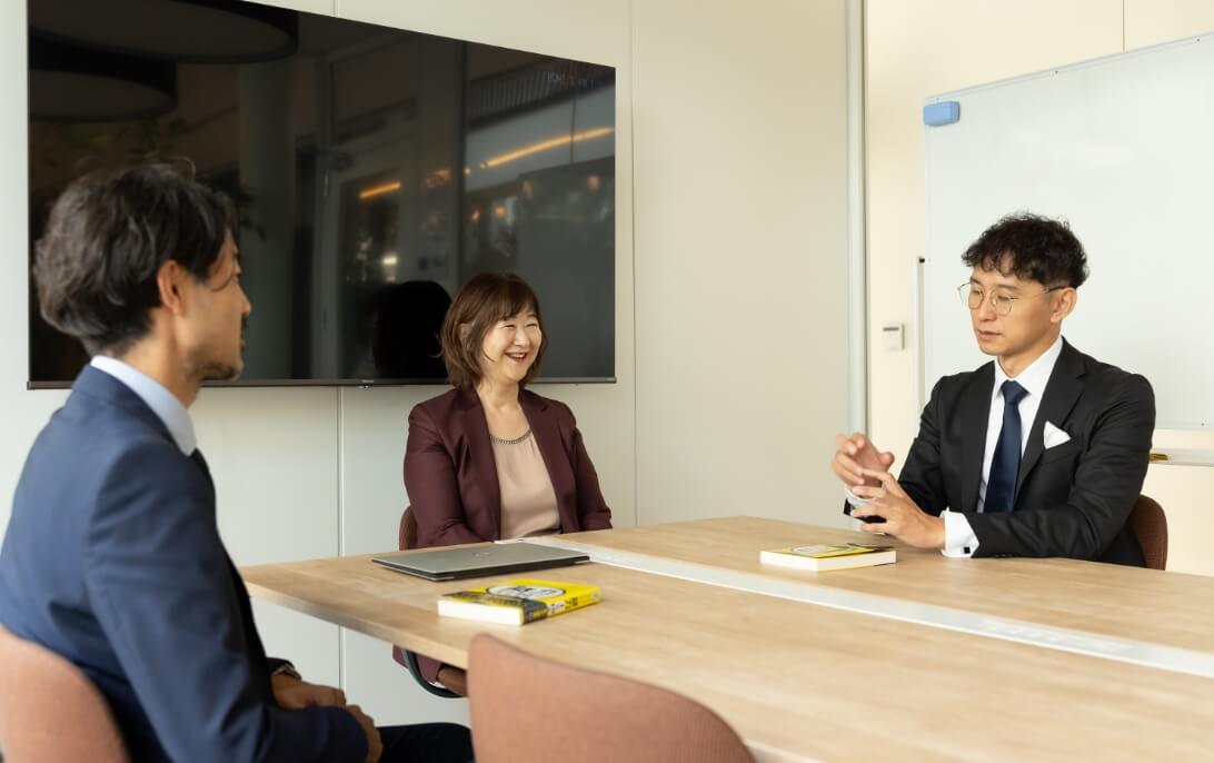 受講生二人と笑顔で話す講師