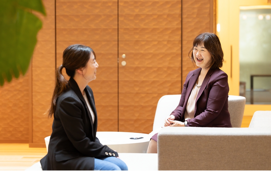 笑顔で生徒と話す講師