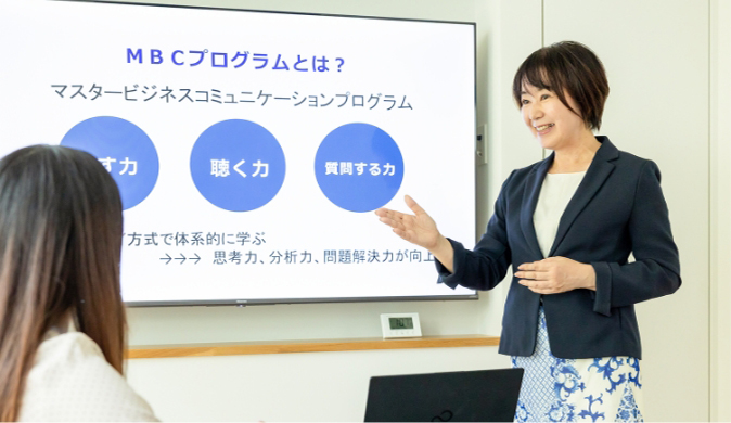 笑顔でプログラムを行う先生