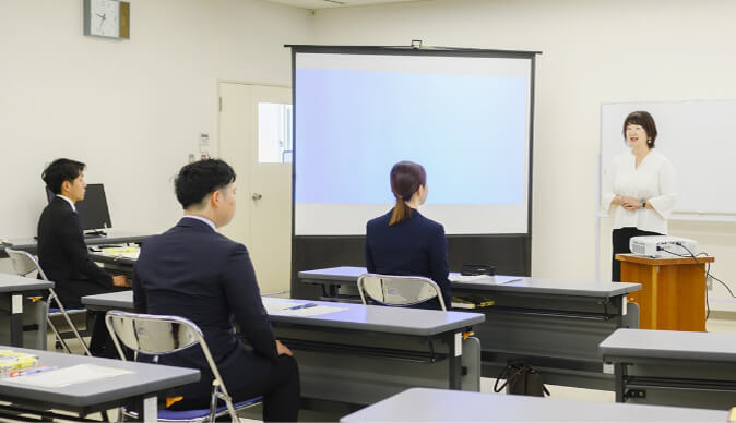 企業でプログラムを行っている様子